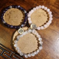 Gouden driehoek edelsteen armbanden set met bedels