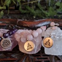 Gouden driehoek edelsteen armbanden set met rozenkwarts ring