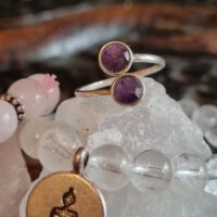 Gouden driehoek edelsteen armbanden set en los te bestellen amethist ring