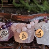 Gouden driehoek edelsteen armbanden set en amethist ring